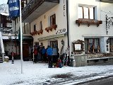EWF-Skiwoche 2016 - 1 - Bereitmachen vor dem Hotel Cruna.jpg
